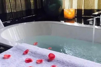 成都新都区水疗池中的失重冥想：当身体学会漂浮